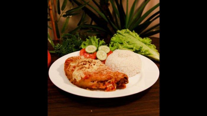 Sajian Ayam Noni Geprek Gibrig Mozarella khas Non Kitchen & Coffee.