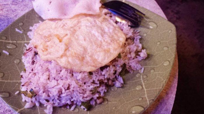 Sajian nasi goreng kampung khas Dapur Caringin Tilu.