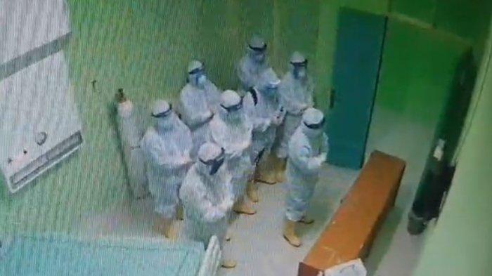 Dari layar monitor CCTV sejumlah petugas tengah menyolatkan jenazah pasien terduga Cobid-19 di ruang isolasi RSU dr Soekardjo, Kota Tasikmalaya, Kamis (20/8/2020) dini hari.