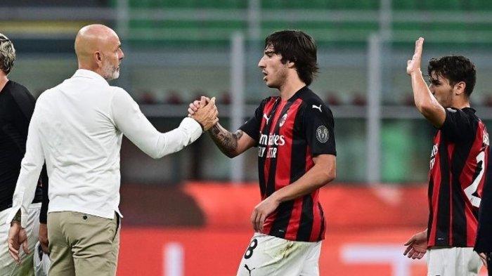 Pelatih AC Milan, Stefano Pioli, menjabat tangan Sandro Tonali setelah laga kontra Bologna pada Selasa (22/9/2020) dini hari WIB.