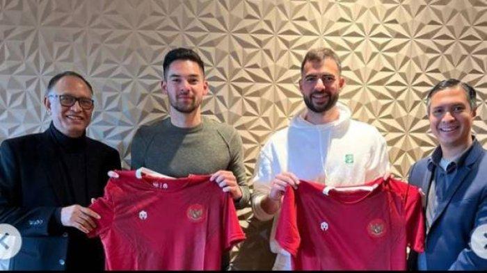 Sandy Walsh dan Jordi Amat memegang jersey Timnas Indonesia.