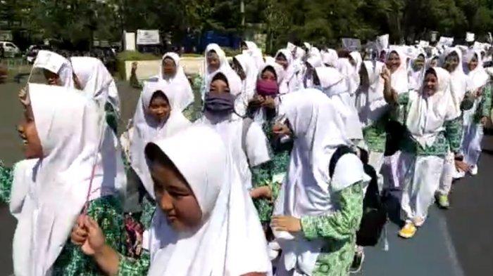 Ribuan santri mengikuti pawai seusai menghadiri upacara peringatan Hari Santri Nasional Tingkat Provinsi Jawa Barat Tahun 2019, di Lapangan Gasibu, Jalan Diponegoro, Kota Bandung, Selasa (22/10/2019). Peringatan Hari Santri Nasional tahun ini mengusung tema