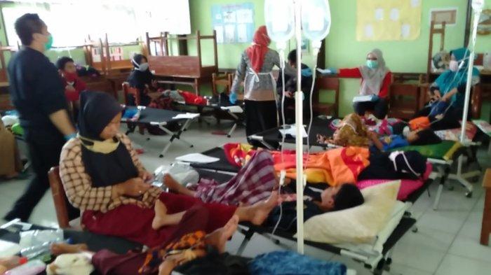 Sebagian korban dugaan keracunan adalah anak-anak. Mereka dirawat di ruang kelas SD Puspasari belakang Puskesmas Mangkubumi