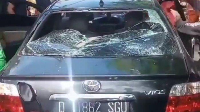Sedan hitam rusak