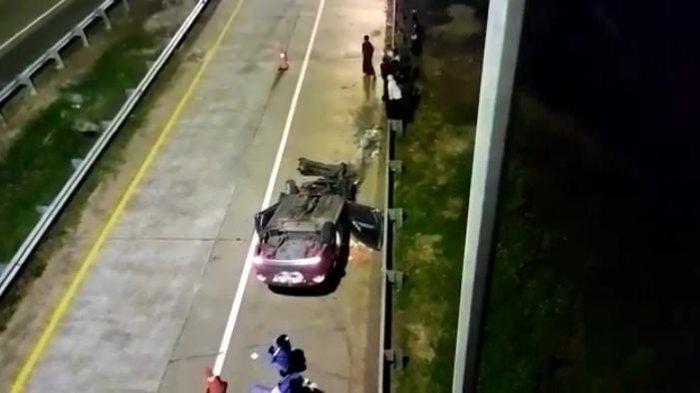 Sebuah mobil sedan Vios bernomor polisi D 1152 JN terbalik setelah mengalami kecelakaan di Tol Cisumdawu, Sabtu (29/1/2022) malam.