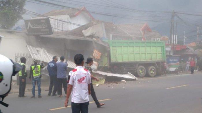 Sejumlah kendaraan terlibat dalam tabrakan beruntun di Sumedang, Jawa Barat, Selasa (1/12/2020).