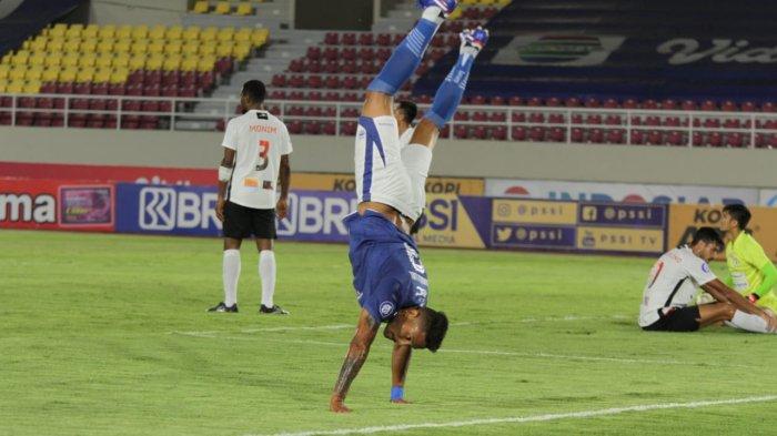 Selebrasi pemain Persib Bandung, Wander Luiz setelah mencetak gol pertama ke gawang Persipura Jayapura dalam lanjutan pekan 10 BRI Liga 1 2021-2022 di Stadion Manahan, Solo, Jawa Tengah, Sabtu (30/10/2021) malam.