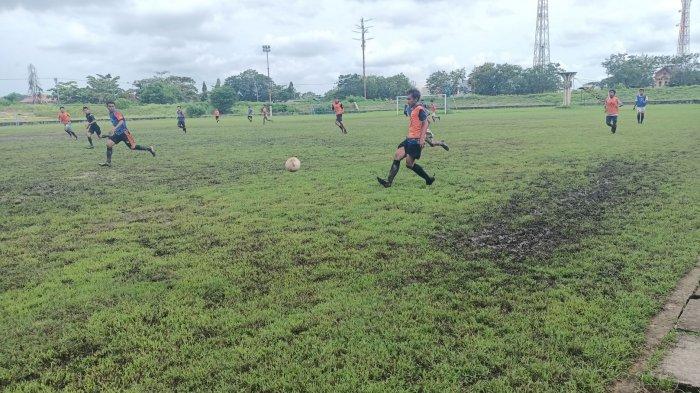 Seleksi pemain Timnas U-19 yang digelar Askab PSSI Kabupaten Indramayu di Stadion Tridaya Indramayu, Rabu (3/3/2021).