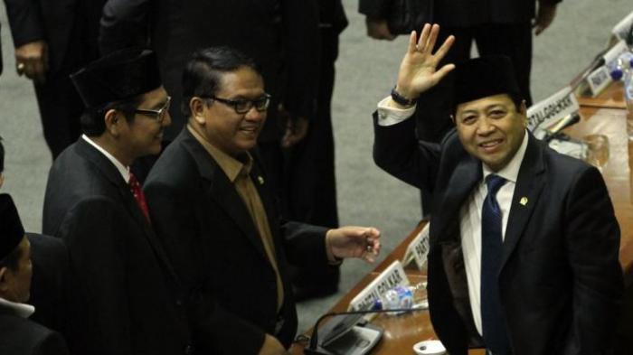 Ketua baru DPR Setya Novanto (kanan) melambaikan tangannya ke arah para jurnalis usai dilantik dalam sidang paripurna pemilihan pimpinan DPR 2014-2019 di Gedung Parlemen, Senayan, Jakarta, Kamis (2/10/2014). Sidang yang berlangsung alot itu diwarnai aksi walkout dari anggota DPR Fraksi PDI Perjuangan, PKB, Partai Hanura, dan Partai NasDem sehingga hanya diikuti oleh 6 partai lainnya.