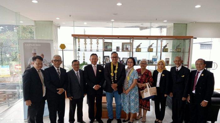Akademi Pariwisata (Akpar) NHI Bandung menggelar Sharing Session bersama chef kenamaan Tanah Air, Degan Septoadji, di Akpar NHI Bandung, Rabu (7/12/2022).