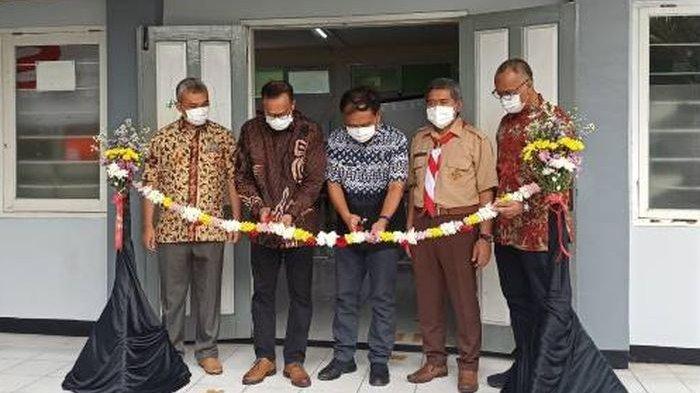 Proses gunting pita program Sharp Class di SMKN 4 Kota Bandung, Jumat (14/1/2022).