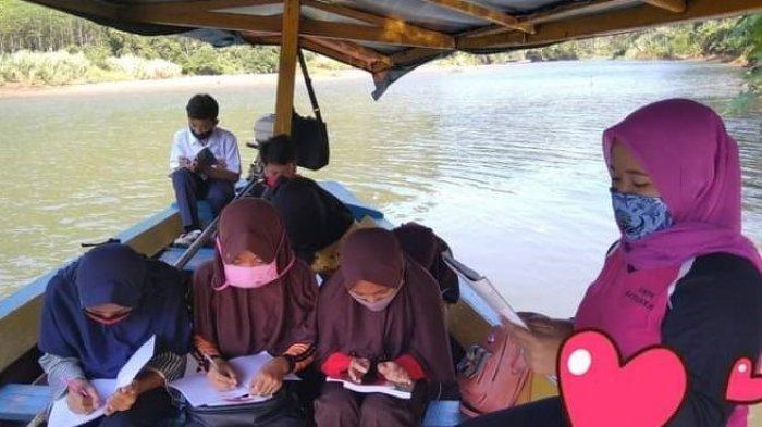 Siti Saroyah, guru di SMP 4 Cibitung, Dusun Ciloma Desa Cibitung, Kabupaten Sukabui mengajar di atas perahu.