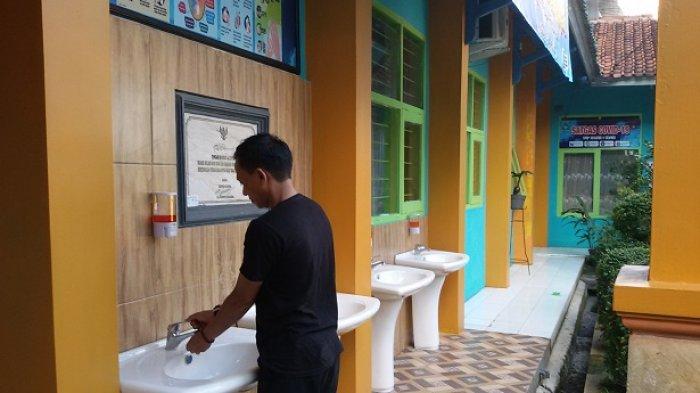 Seoran petugas sekolah memperlihatkan kesiapan sarana di SMPN 1 Ciamis menjelang dimulainya uji coba PTM Senin besok.
