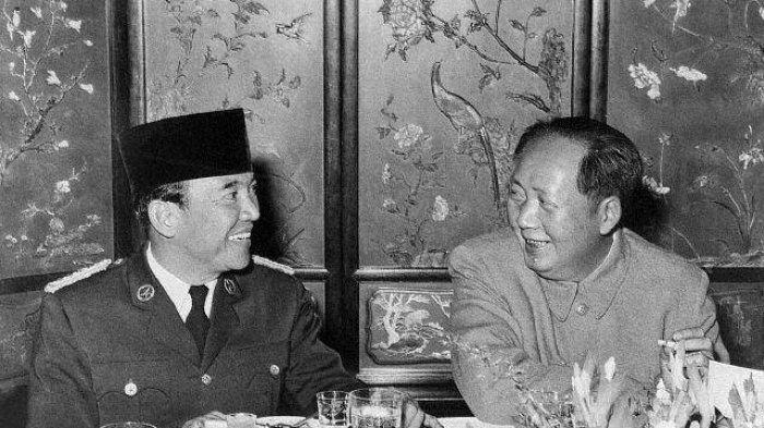 Soekarno berbincang dengan Mao Zedong, 24 November 1956, di Beijing, Cina