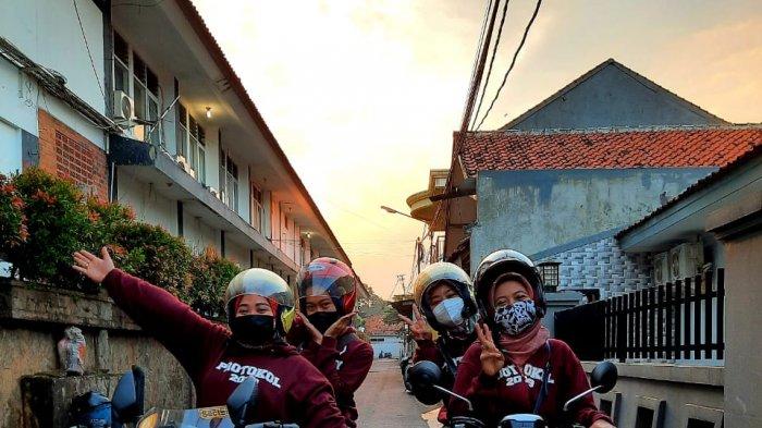 Para srikandi pegawai protokol Pemda Purwakarta itu selalu siap dengan sepeda motor mereka.