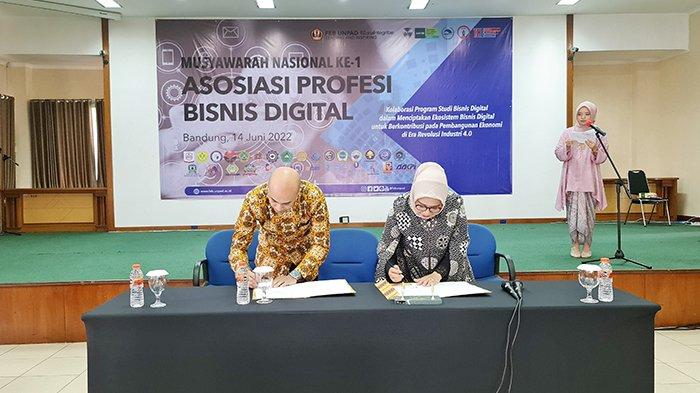 Penandatanganan Perjanjian Kerja Sama antara STT Bandung dengan Fakultas Ekonomi dan Bisnis Universitas Padjadjaran oleh Ibu Prof. Dr, Nunuy Nur Afiah, SE., M.Si., Ak., CA selaku Dekan Fakultas Ekonomi dan Bisnis Unpad tentang Tri Dharma perguruan tinggi dalam implementasi program Merdeka Belajar Kampus Merdeka (MBKM) pada Program Studi Bisnis Digital.