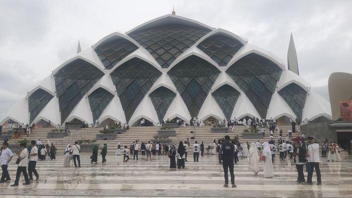 Suasana di Masjid Raya Al Jabbar pada Jumat (30/12/2022). Ribuan orang hadir dalam peresmian yang dilakukan Gubernur Jawa Barat, Ridwan Kamil.