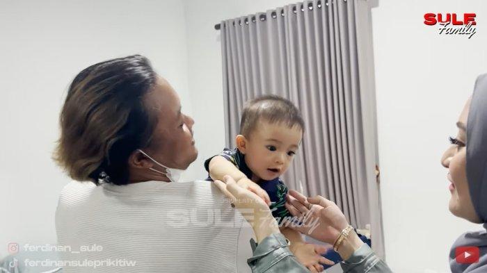 Sule dan Nathalie kompak mengurus anaknya, baby Adzam usai menjalani sidang perceraian mereka pada Rabu (20/7/2022)