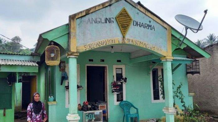 Rumah warga yang dibangun oleh Baginda Jamaludin memiliki ciri khas, yakni bertuliskan Angling Dharma di bagian atasnya.(KOMPAS.COM/ACEP NAZMUDIN)