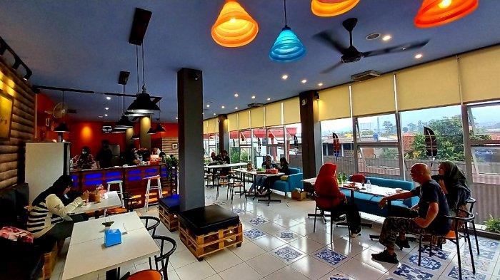 Suasana di dalam T-rex Mountain View yang berkonsep perpaduan colorful dan kitchen bar.