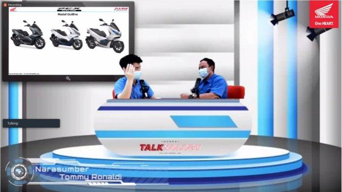 Para instruktur Technical Service PT Astra Honda Motor (AHM) sedang menjelaskan materi terkait perkembangan teknologi sepeda motor Honda kepada para guru Vokasi Astra Honda dalam kegiatan Hondatalknology.
