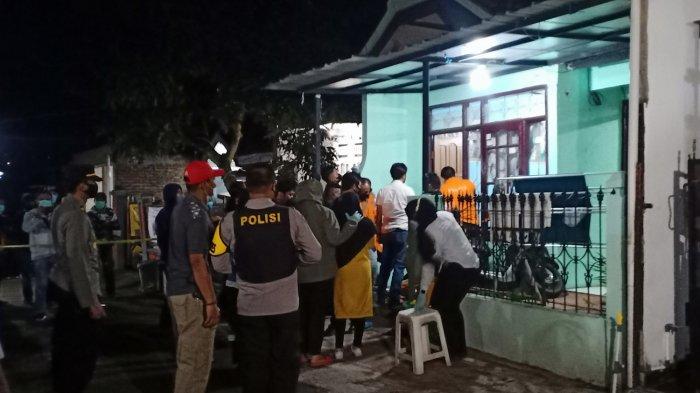 Proses penggeledahan yang dilakukan polisi di sebuah rumah di Banjaran, Kabupaten Bandung, Rabu (31/3/2021) malam.