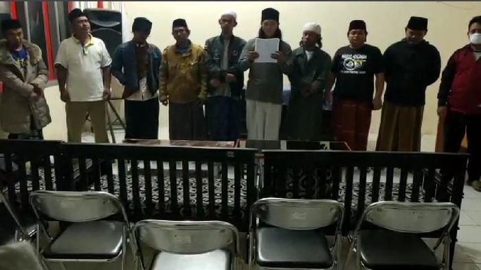 Tangkapan layar ketujuh warga Majalengka yang memberikan pernyataan permohonan maaf atas perbuatan yang telah membuat kegaduhan masyarakat Majalengka. Mereka telah membuat video berisi melafalkan azan yang mengganti kalimat hayya alas sholah menjadi hayya alal jihad dan sempat viral di media sosial.