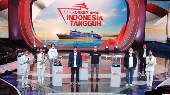 Direktur Human Capital Management Telkom Afriwandi (keempat dari kiri) berfoto bersama usai menerima barang lelang memorabilia atlet peraih medali emas Olimpiade Tokyo 2020 dalam acara Konser Amal Indonesia Tangguh di Jakarta, Minggu (8/8).