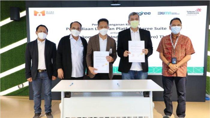 Wakil Menteri Desa, Pembangunan Daerah Tertinggal dan Transmigrasi RI Budi Arie Setiadi (kedua dari kiri) bersama Komisaris Telkom Rizal Mallarangeng (paling kanan), Direktur Enterprise & Business Service Telkom Edi Witjara (paling kiri), Executive Vice President Divisi Business Service Telkom Syaifudin (tengah) dan Direktur Utama MBN Wiyoto (kedua dari kanan) usai penandatanganan kerja sama Penyediaan Layanan Platform Agree Suite antara PT Telkom Indonesia (Persero) Tbk (Telkom) dan PT Mitra BUMDes Nusantara (MBN) di Jakarta, Rabu (24/3)