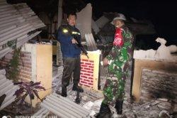 Petugas berjaga di tempat mengaji yang dibakar warga di Kecamatan Cilawu, Kabupaten Garut, Senin (5/4/2021) malam. Pembakaran dipicu oleh keterangan santri yang dicabuli gurunya.