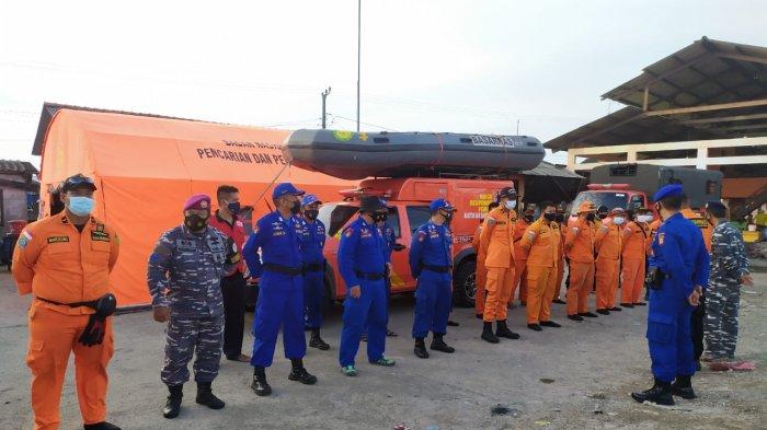 Tim SAR Gabungan saat bersiap melakukan pencarian terhadap korban tabrakan kapal di Pelabuhan Eretan Indramayu, Rabu (7/4/2021).