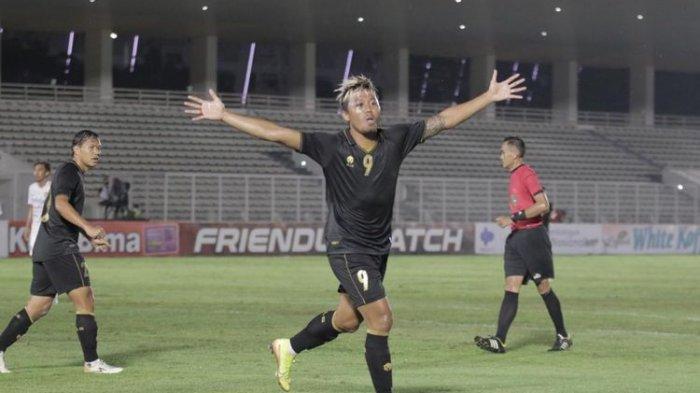 Penyerang Timnas U23 Indonesia, Kushedya Hari Yudo, merayakan golnya ke gawang Bali United pada laga uji coba di Stadion Madya Senayan, Jakarta, pada Minggu (7/3/2021) malam WIB.