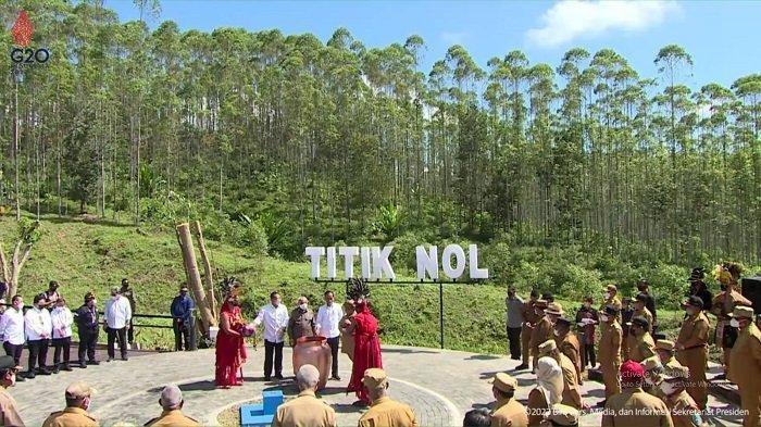 Prosesi penyatuan darat dan air dari 34 kecamatan di titik kilometer nol Ibu Kota Negara (IKN) Nusantara di Kabupaten Penjam Pasar Utara, Kalimantan Timur, Senin (14/3/2022). Prosesi ini dipimpin langsung oleh Chief Joko Widodo (Jokowi), dan dihadiri oleh 34 gubernur dan 15 tokoh masyarakat Kalimantan.