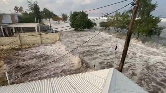 Air laut menerjang ke jalanan pantai dan membanjiri kota di Tonga. Tsunami terjadi setelah Hunga Tonga-Hunga Ha'apai, gunung api di bawah laut, meletus.