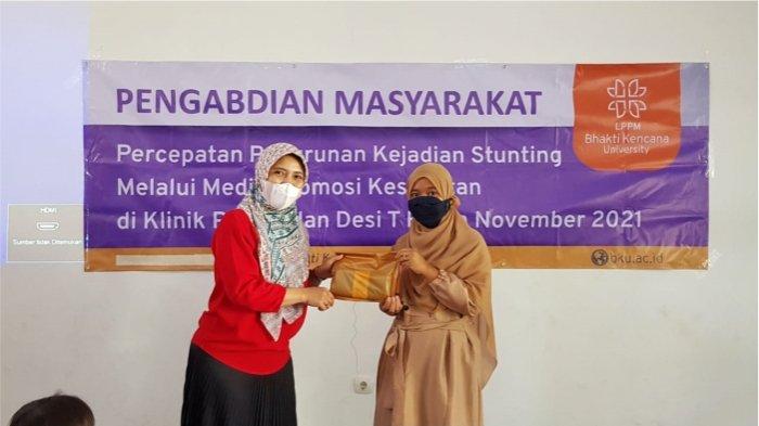 Penyerahan cinderamata oleh ketua tim pengmas Supriyatni K, SKM., M.KM