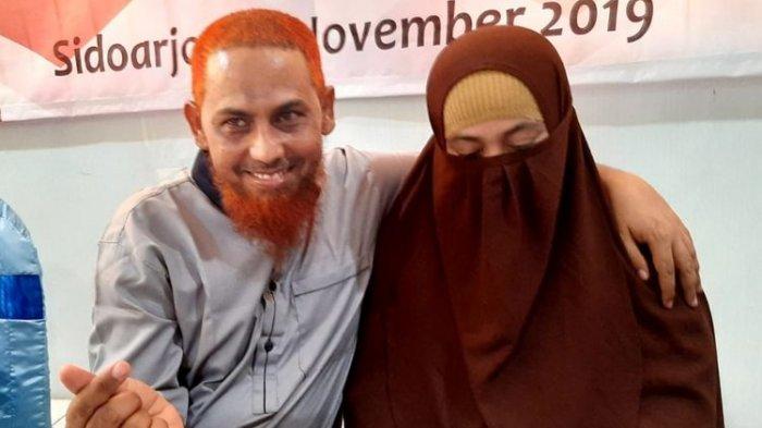 Umar Patek pamer kemesraan dengan sang isteri usai menerima SK WNI di Lapas Porong Sidoarjo, Rabu (20/11/2019).