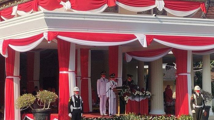 Bupati Majalengka Karna Sobahi menjadi inspektur upacara dalam pengibaran bendera sang merah putih dalam rangka memperingati Hari Ulang Tahun (HUT) Kemerdekaan ke-76 Republik Indonesia di Pendopo Majalengka, Selasa (17/8/2021).
