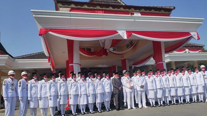 Bupati Majalengka Karna Sobahi bersama anggota Paskibra Kabupaten Majalengka setelah upacara pengibaran bendera sang merah putih dalam rangka memperingati Hari Ulang Tahun (HUT) Kemerdekaan ke-76 Republik Indonesia di Pendopo Majalengka, Selasa (17/8/2021).