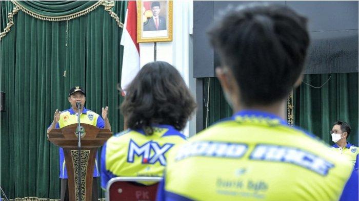 Wakil Gubernur (Wagub) Jawa Barat (Jabar) Uu Ruzhanul Ulum saat memotivasi kontingen Jabar cabang olahraga (cabor) balap motor di Aula Barat Gedung Sate, Kota Bandung, Senin (27/9/2021).