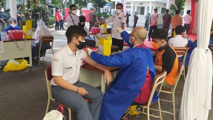 Ribuan siswa dari berbagai SMA/SMK di Kota Bandung mengikuti kegiatan vaksinasi massal Covid-19 untuk pelajar, di SMAN 5 Bandung, Jalan Belitung Nomor 8, Kota Bandung, Rabu (14/7/2021).