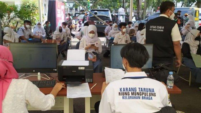 Ribuan siswa dari berbagai SMA/SMK di Kota Bandung mengikuti kegiatan vaksinasi massal Covid-19 untuk pelajar, di SMAN 5 Bandung, Jalan Belitung Nomor 8, Kota Bandung, Rabu (14/7/2021).