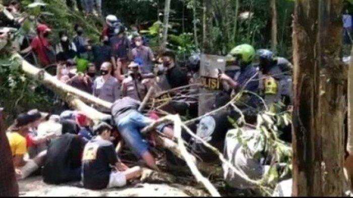 Warga Desa Wadas, Purworejo yang menolak lahan mereka dijadikan tambang untuk proyek bendungan Bener.