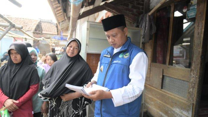 Wagub kemudian menyerahkan bantuan perbaikan rumah untuk keluarga Undang di Desa Cipicung, Kecamatan Banyuresmi, Garut, Jumat (23/09/2022).