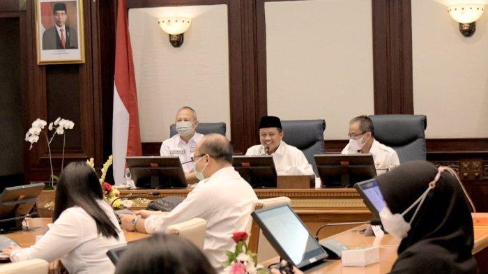 Wakil Gubernur Jawa Barat Uu Ruzhanul Ulum menghadiri Exit Meeting Badan Pemeriksa Keuangan Perwakilan Provinsi Jawa Barat, di Ruang Rapat Papandayan Gedung Sate, Kota Bandung, Rabu (18/05/2022).