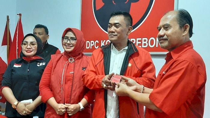 Wali Kota Cirebon, Nashrudin Azis (kedua kanan), saat menerima KTA dari Sekretaris DPD PDIP Jawa Barat, Ketut Sustiawan (kanan), dalam Rapat Konsolidasi di DPC PDIP Kota Cirebon, Kecamatan Kejaksan, Kota Cirebon, pada Kamis (12/1/2023) malam.