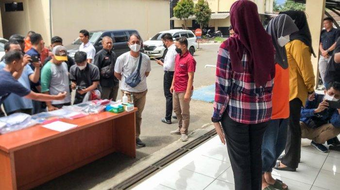 Tersangka penipuan investasi bodong, WW (baju oranye) dihadirkan bersama barang bukti saat rilis di Polres Tasikmalaya, Kamis (1/12/2022).
