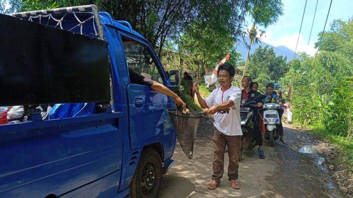 Korban gempa Cianjur meminta bantuan ala kadarnya di Kampung Panahegan, RT 02/RW 02, Desa Gasol, Kecamatan Cugenang, Kabupaten Cianjur, Selasa (29/11/2022).
