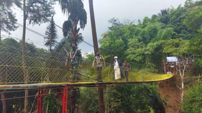 Warga Dua Kecamatan di Sumedang Semringah Ada Jembatan Gantung, Kini Tak Perlu Memutar Jauh