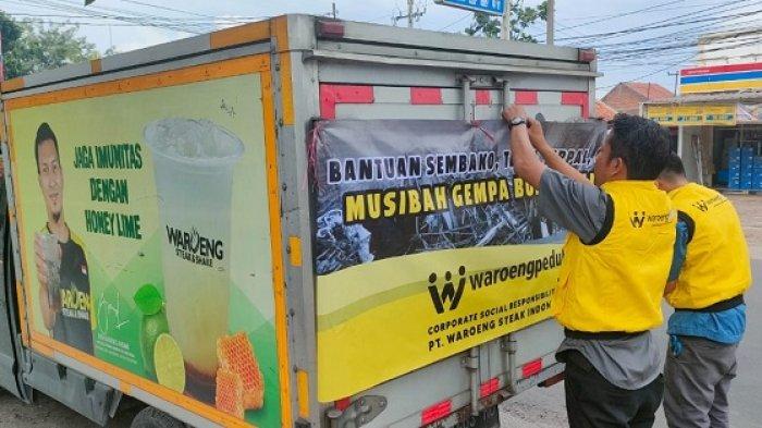 Waroeng Steak & Shake melakukan kegiatan penyaluran bantuan sosial (bansos) berupa kebutuhan pokok kepada para terdampak gempa di Cianjur, Sabtu (26/11/2022).