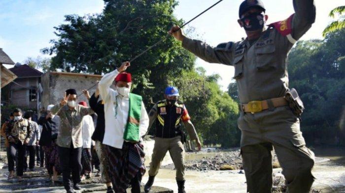Wakil Gubernur (Wagub) Jawa Barat (Jabar) Uu Ruzhanul Ulum saat menyosialisasikan pembentukan Kampung Santri di Kota Cirebon.